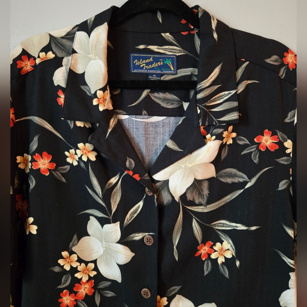 NWT Island Traders Floral Hawaiian Top Black Tropical Button Up Summer Vacation - Picture 3 of 6